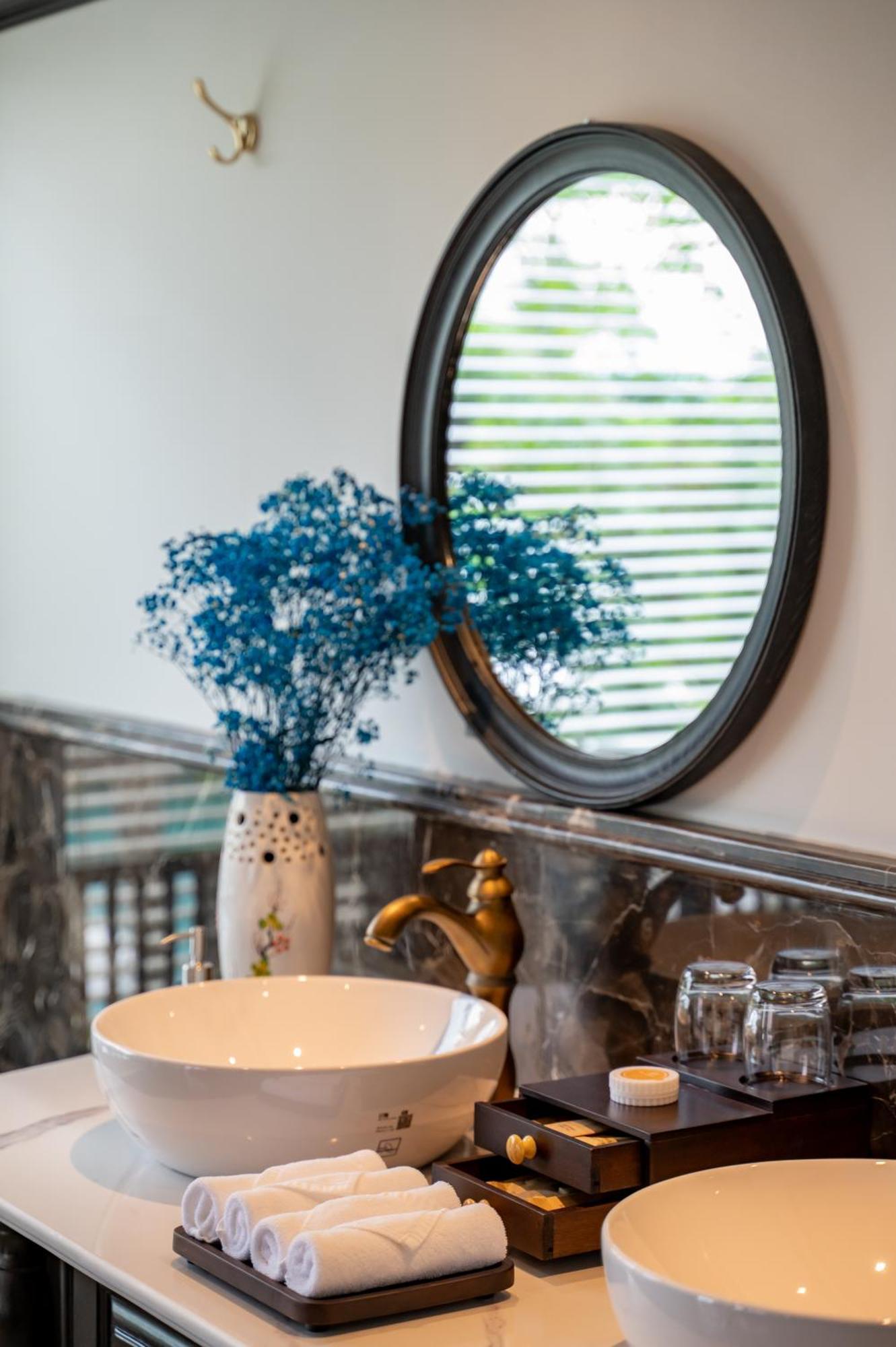 Bel Marina Hoi An Resort Εξωτερικό φωτογραφία A bathroom mirror