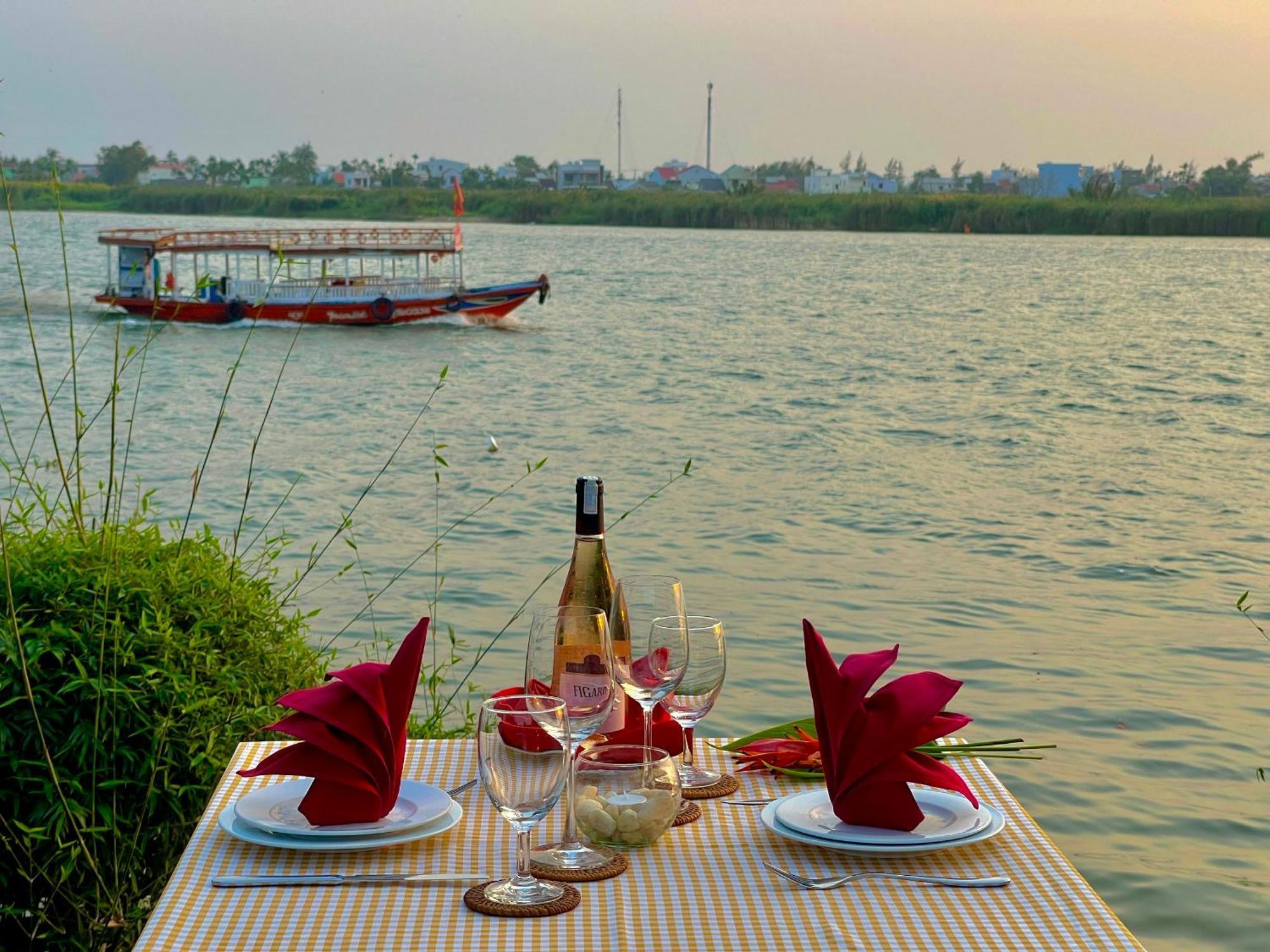 Bel Marina Hoi An Resort Εξωτερικό φωτογραφία Sunset at the river
