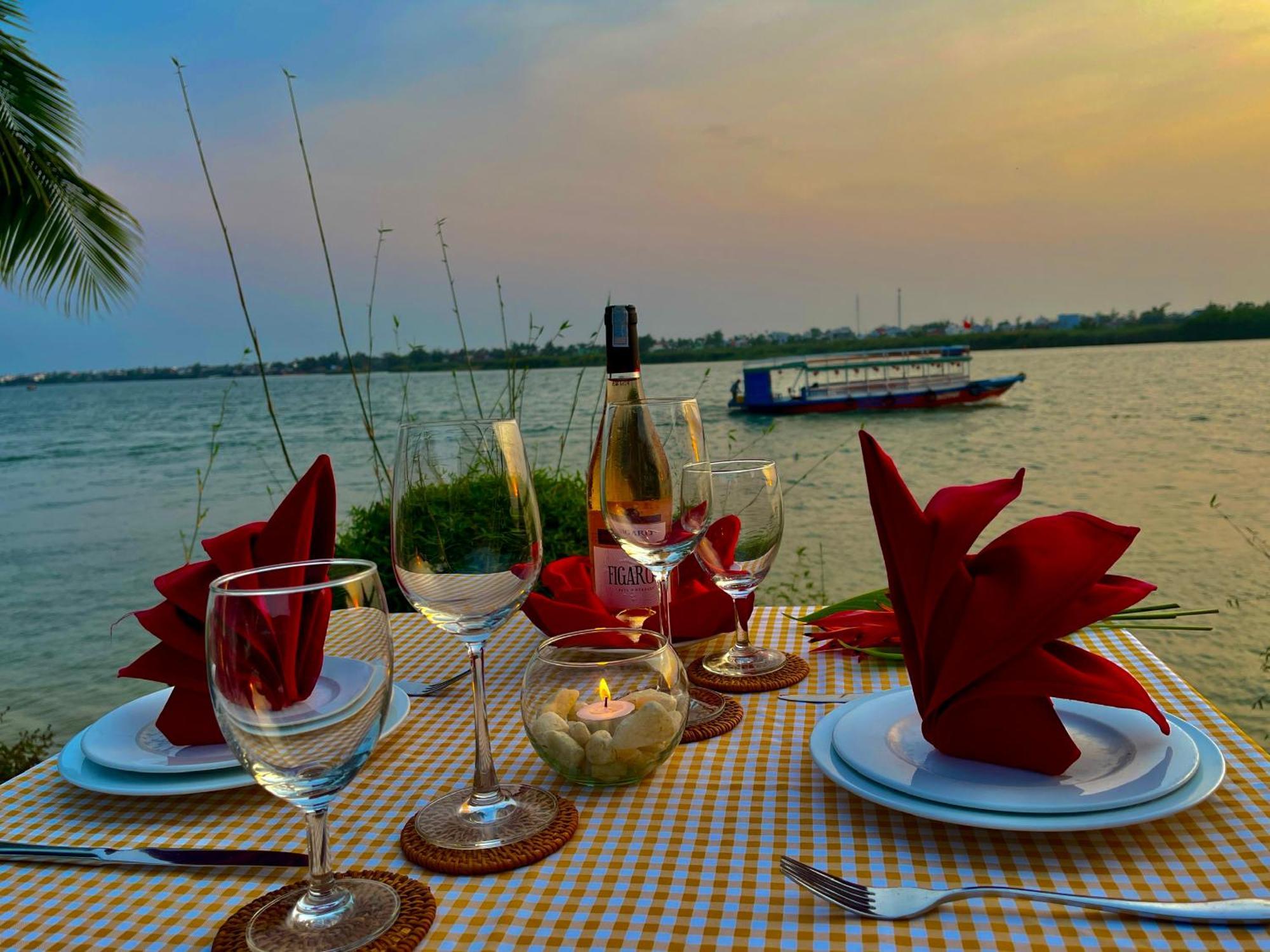Bel Marina Hoi An Resort Εξωτερικό φωτογραφία Sunset dinner at the beach