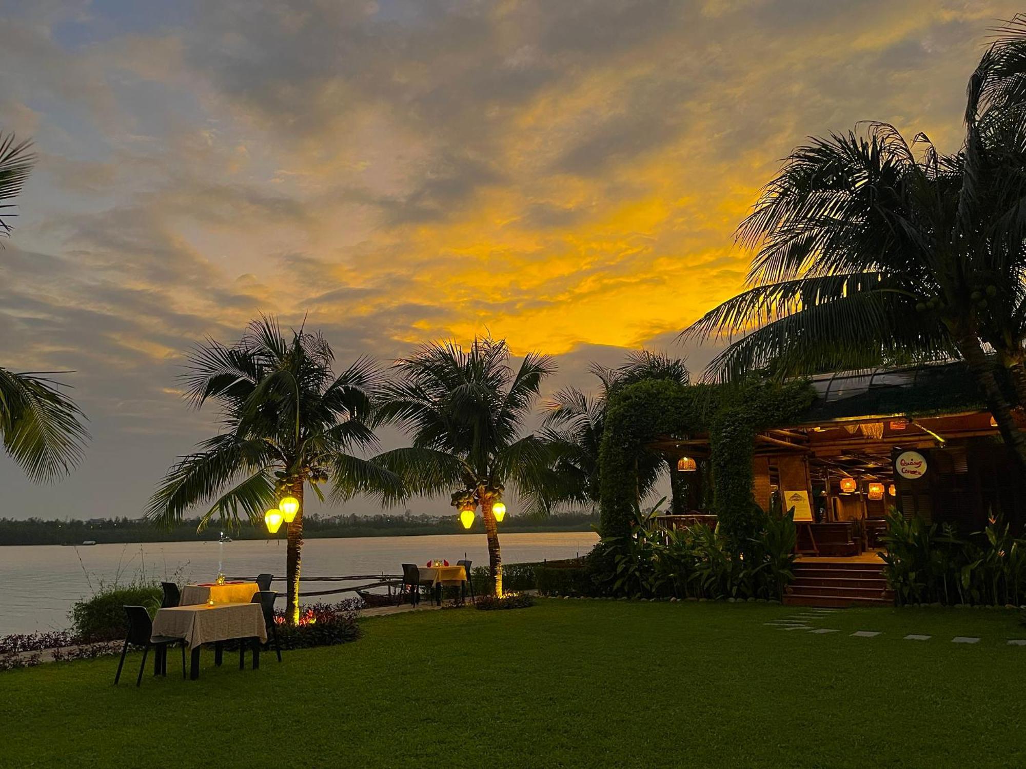 Bel Marina Hoi An Resort Εξωτερικό φωτογραφία Sunset at the Riverview Bar