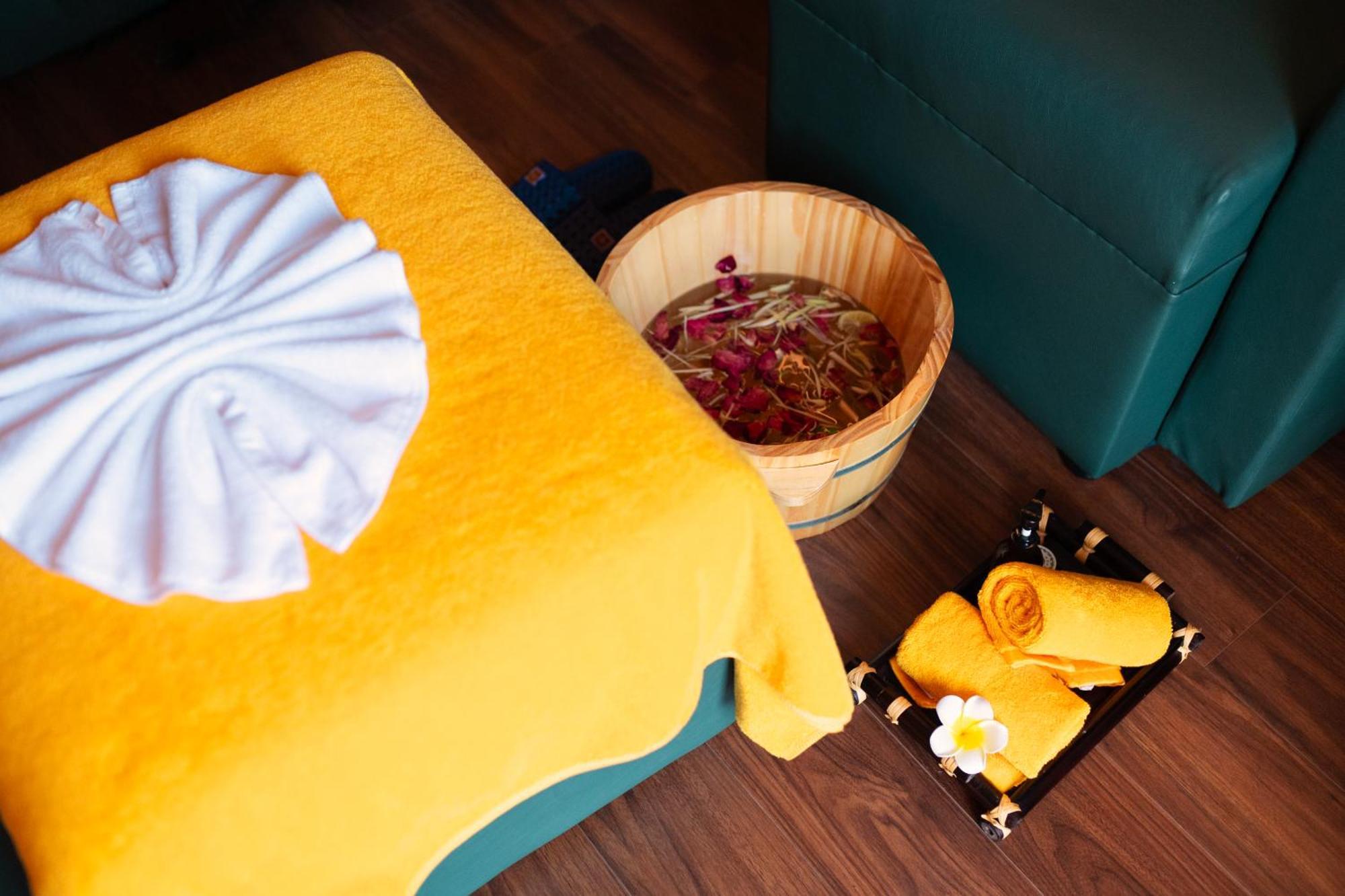 Bel Marina Hoi An Resort Εξωτερικό φωτογραφία A spa treatment
