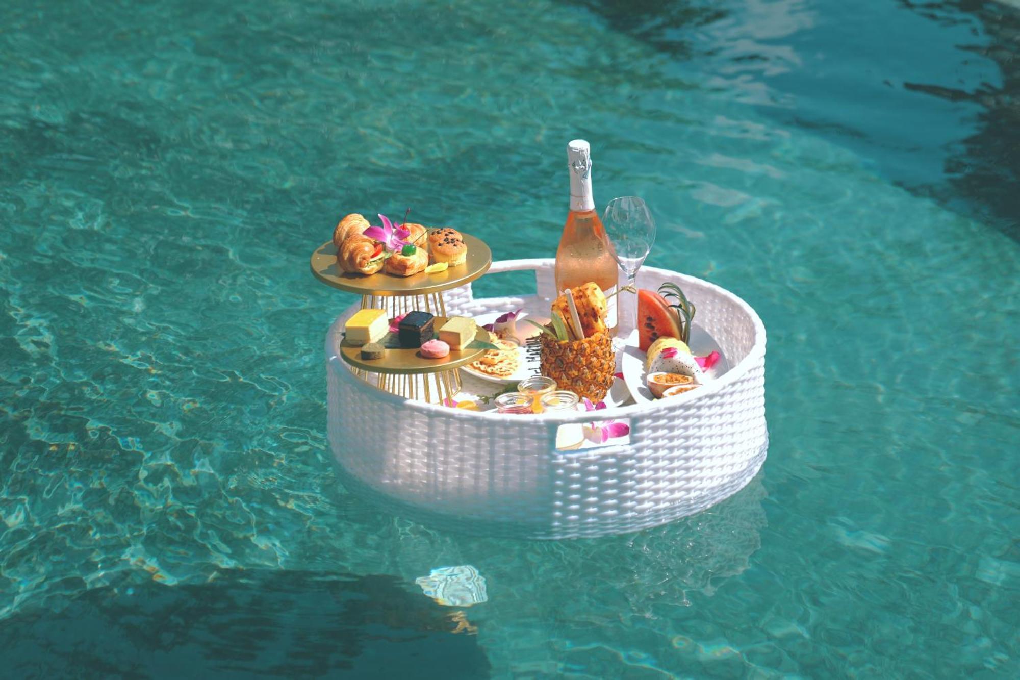 Bel Marina Hoi An Resort Εξωτερικό φωτογραφία A floating poolside bar