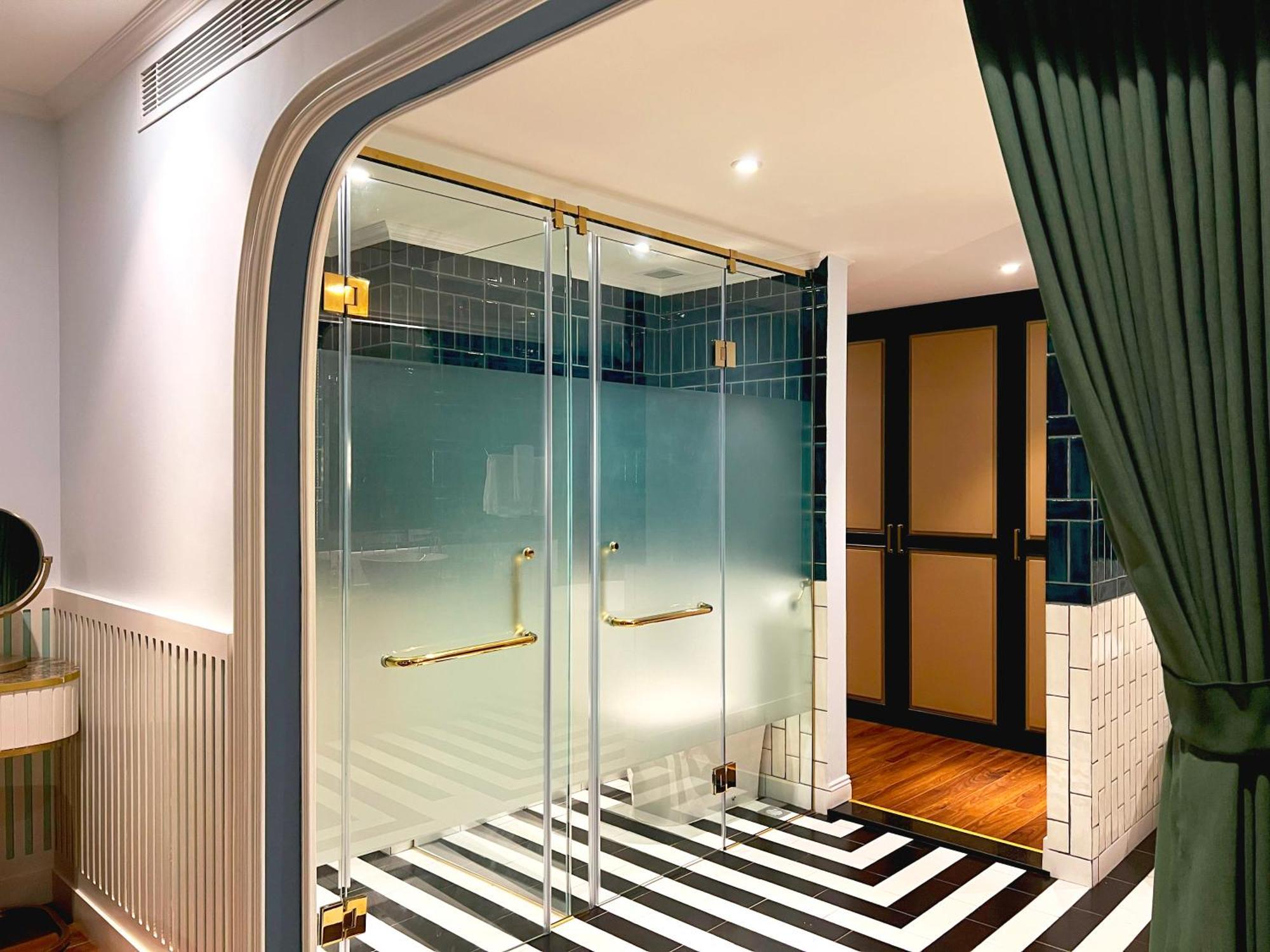 Bel Marina Hoi An Resort Εξωτερικό φωτογραφία A shower enclosure